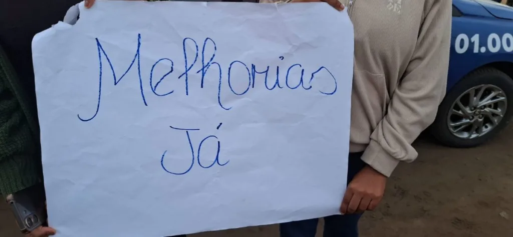 Protesto de moradores bloqueia saída de ônibus para presta
