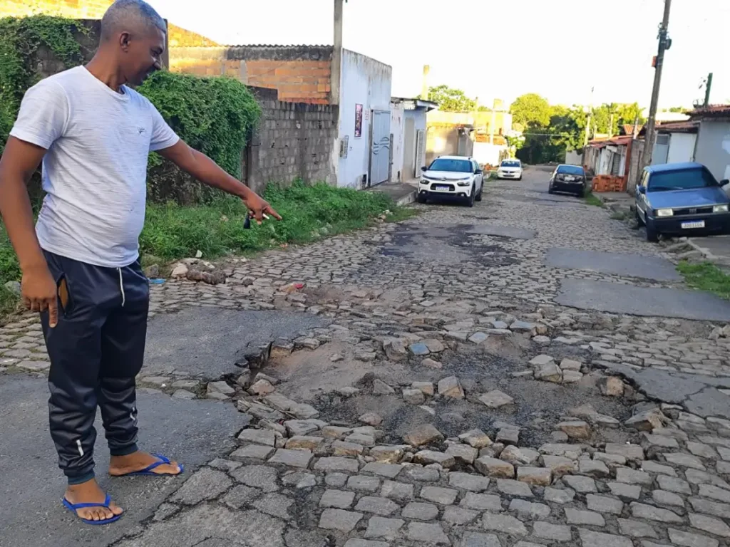 Moradores reclamam de ruas intrafegáveis em bairros de Feira de Santana