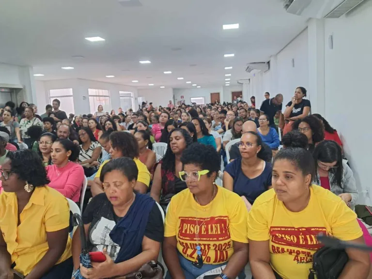 Professores mantém estado de greve durante assembleia na sede da APLB