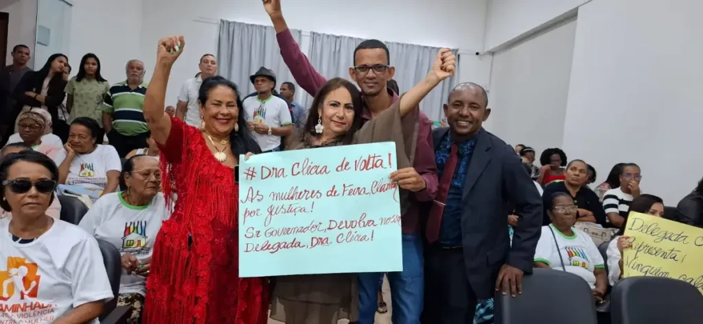 manifestantes cobram permanência da delegada Clécia Vasconcelos na Deam