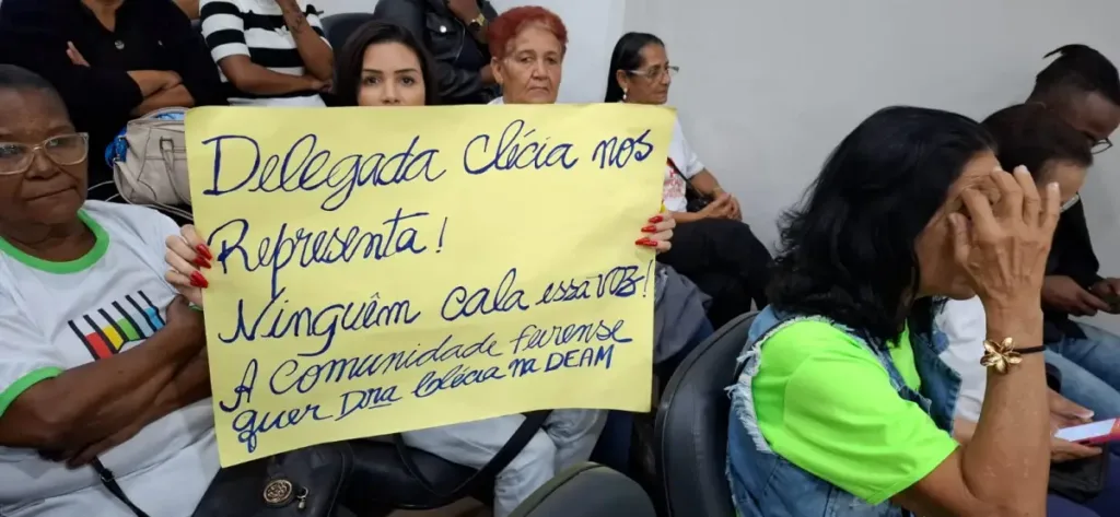 manifestantes cobram permanência da delegada Clécia Vasconcelos na Deam