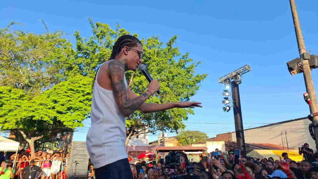 Theuzinho leva multidão para o bairro Rua Nova em gravação de audiovisual