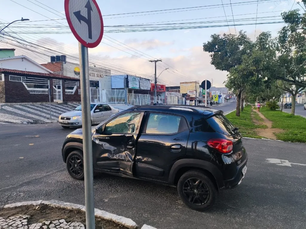 Motociclista fica gravemente ferido após colisão com carro na Avenida Maria Quitéria