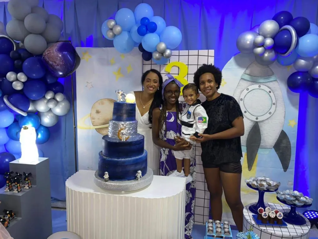 Três filhas de dona Neguinha ao lado de seu netinho Isaías | Foto: Arquivo Pessoal