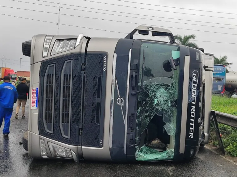Carreta vira na BR-324 em Feira de Santana e óleo derramado provoca outros acidentes