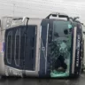 Carreta vira na BR-324 em Feira de Santana e óleo derramado provoca outros acidentes