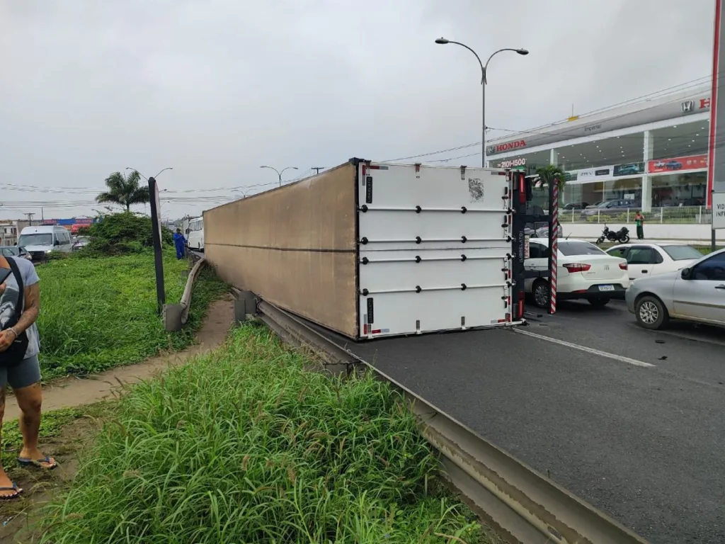 Carreta vira na BR-324 em Feira de Santana e óleo derramado provoca outros acidentes