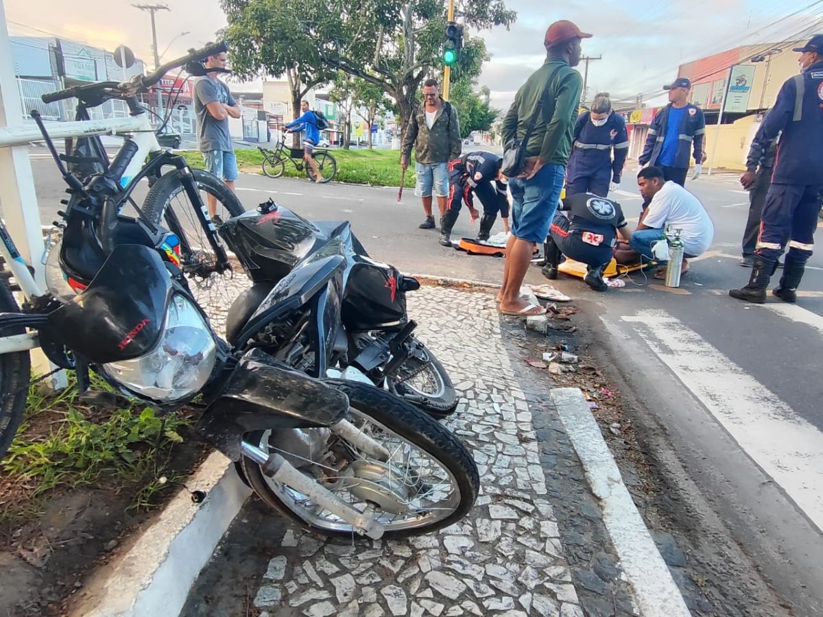 Motociclista fica gravemente ferido após colisão com carro na Avenida Maria Quitéria - acidente de moto