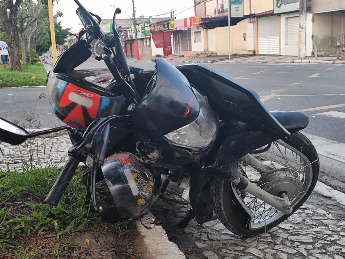 Motociclista fica gravemente ferido após colisão com carro na Avenida Maria Quitéria - acidente de moto