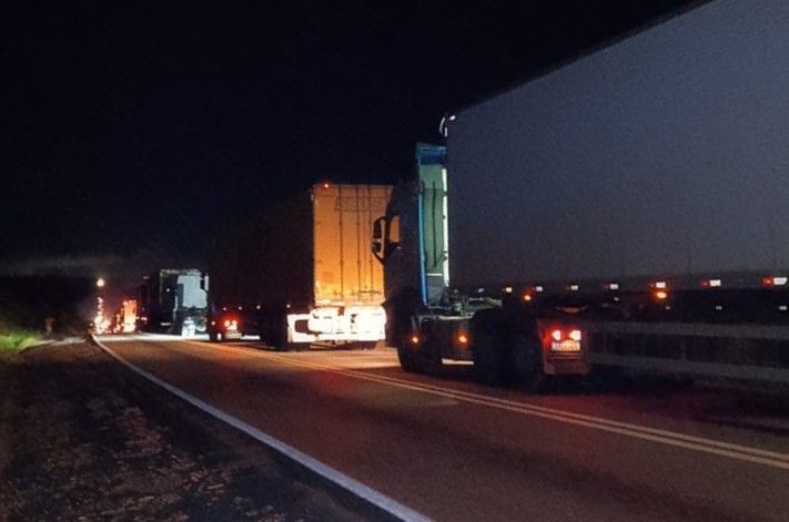Acidente com carreta deixa trânsito congestionado na BR-116 no Vale do Jiquiriçá