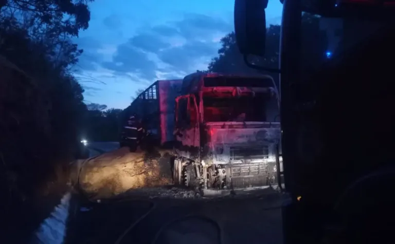 Incêndio em carreta na ba-020