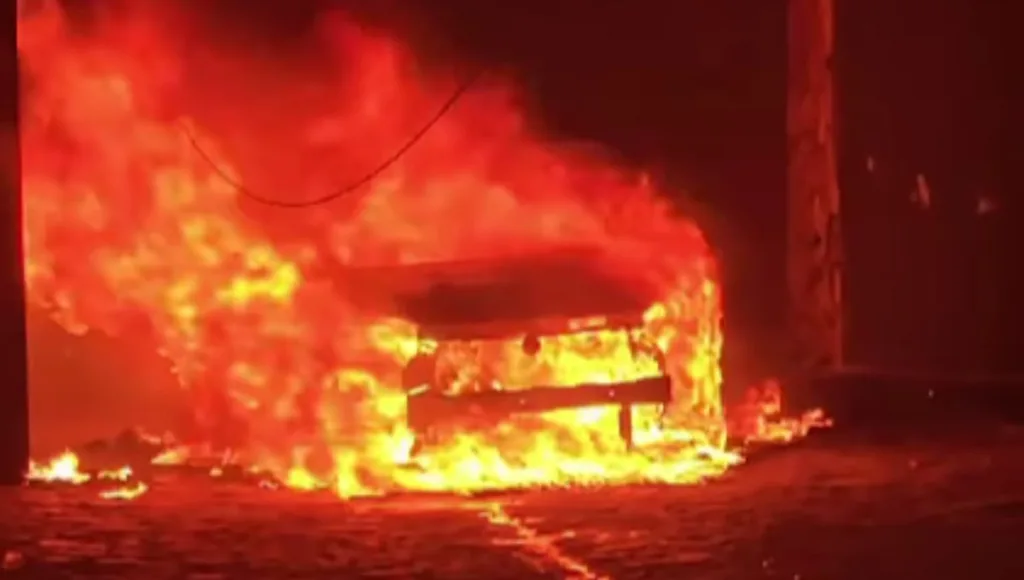 carro pega fogo carro pega fogo