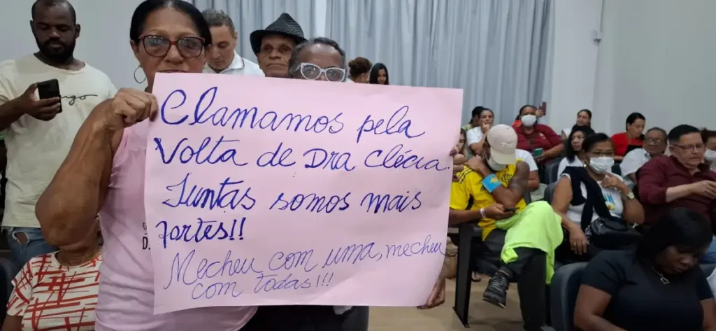 manifestantes cobram permanência da delegada Clécia Vasconcelos na Deam