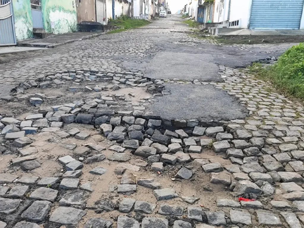 Moradores reclamam de ruas intrafegáveis em bairros de Feira de Santana