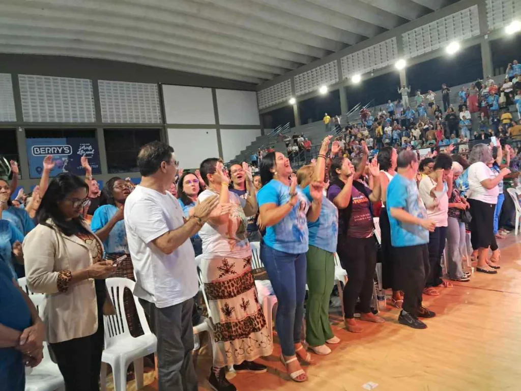 Centenas de pessoas participam da abertura do Vem Louvar 2025 