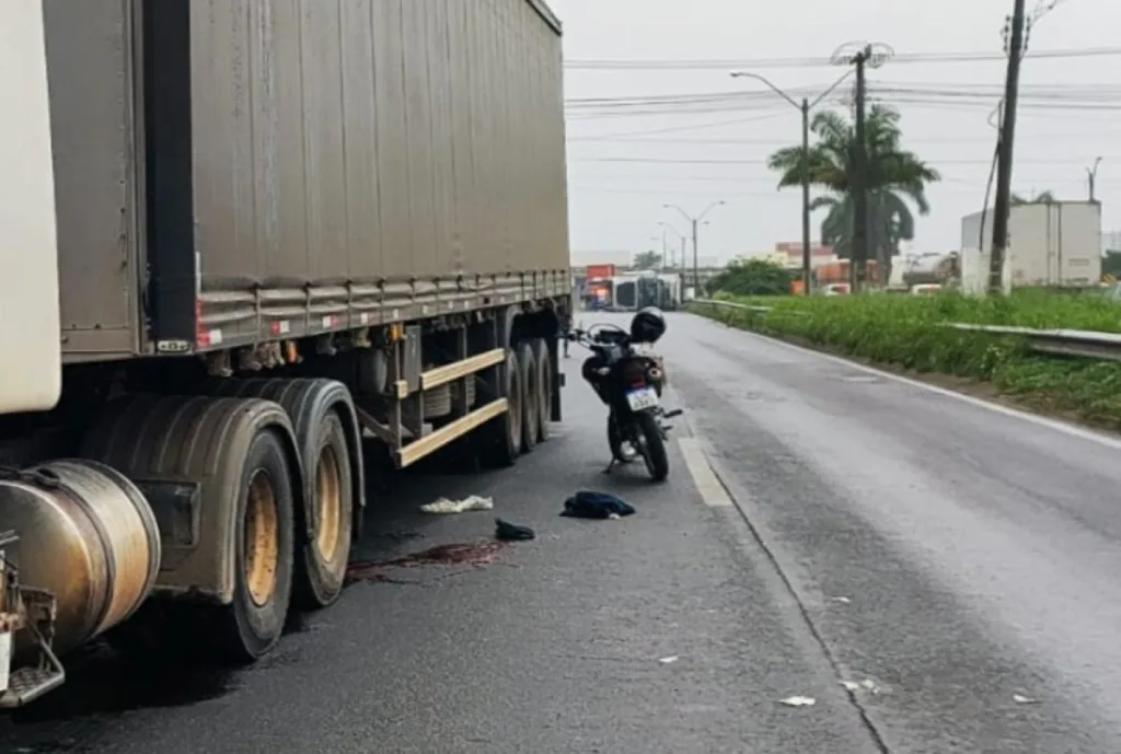 Carreta vira na BR-324 em Feira de Santana e óleo derramado provoca outros acidentes