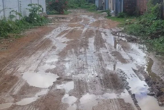 Ruas inundadas, crateras, descarte irregular de lixo e lamaçal em ruas da cidade afetam moradores de Feira e Santana