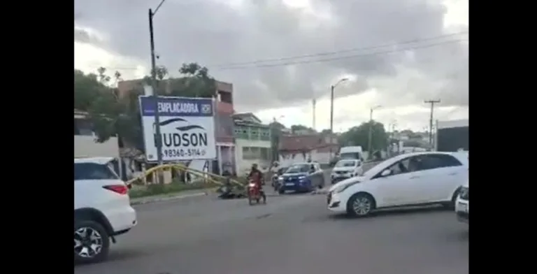 Caminhão derruba semáforo na Olímpio Vital e foge do local