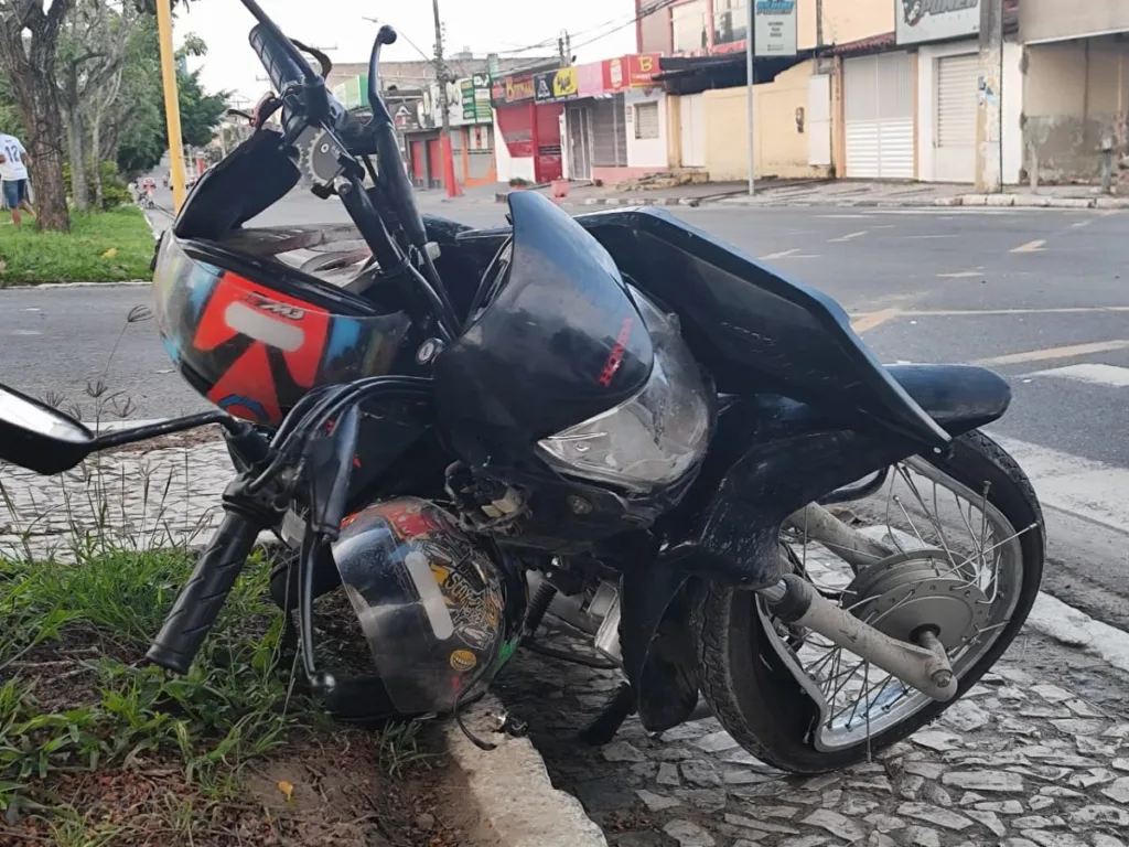 Motociclista fica gravemente ferido após colisão com carro na Avenida Maria Quitéria - acidente de moto Motociclista fica gravemente ferido após colisão com carro na Avenida Maria Quitéria - acidente de moto