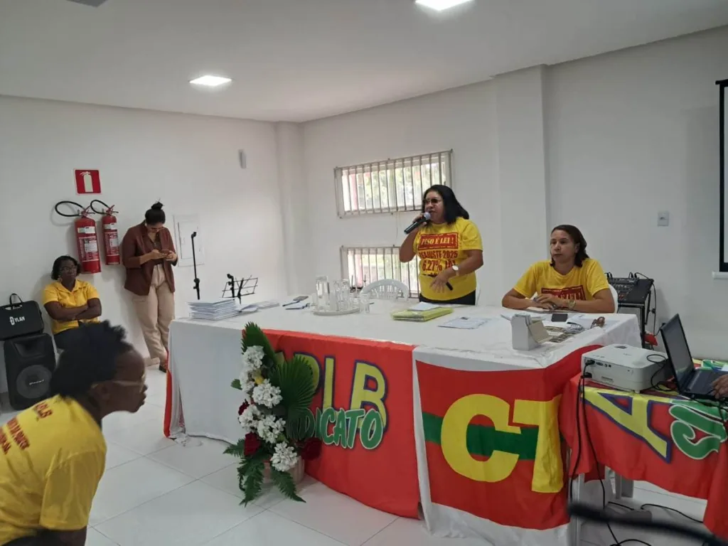 Professores mantém estado de greve durante assembleia na sede da APLB