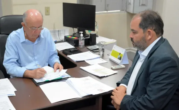 Prefeito assina protocolo da câmara em relação ao aumento salarial dos servidores