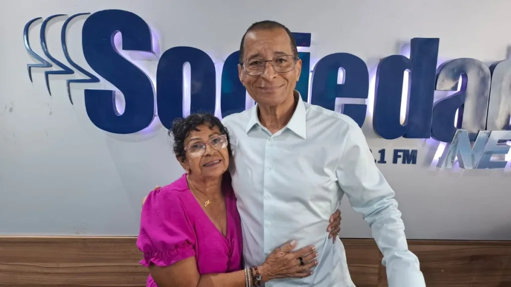 ouvinte dona Dina ao lado de Dilton Coutinho