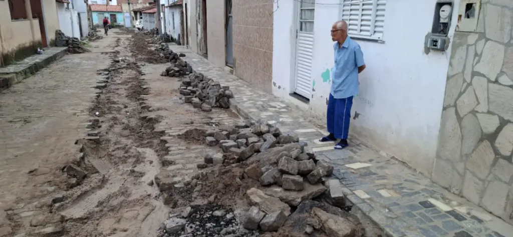 Moradores do Caseb cobram conclusão de obra da Embasa