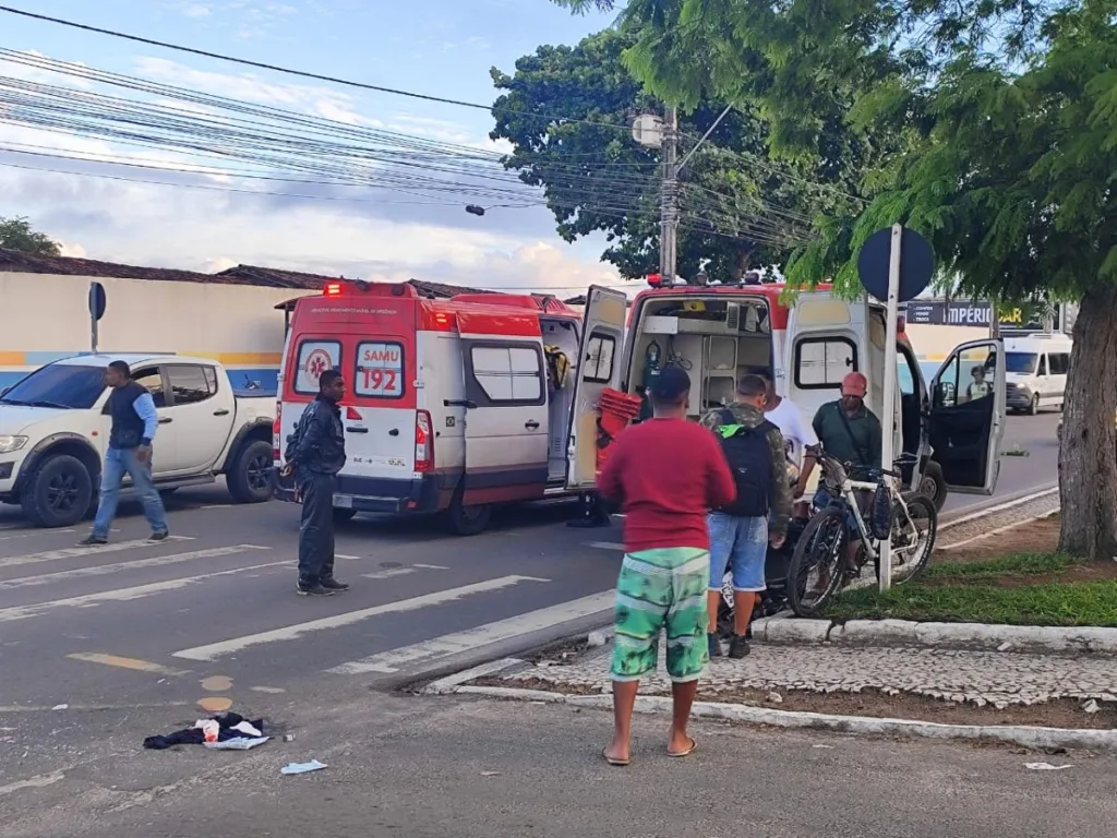 Motociclista fica gravemente ferido após colisão com carro na Avenida Maria Quitéria - Atendimento do Samu