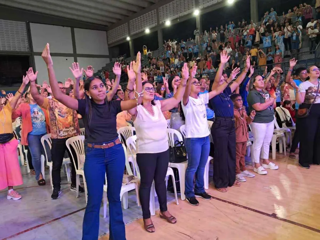 Centenas de pessoas participam da abertura do Vem Louvar 2025