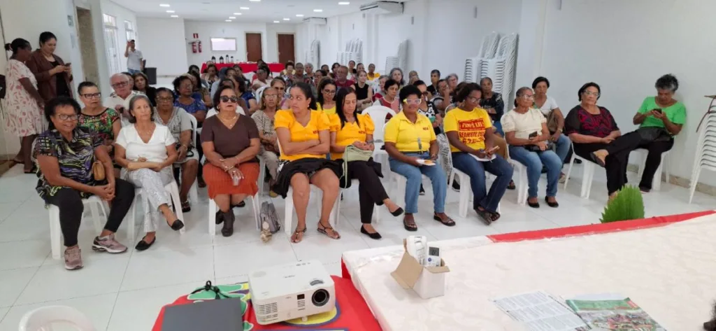 APLB sindicato assembleia com professores aposentados