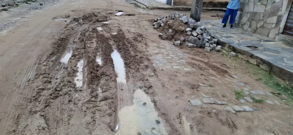 Moradores do Caseb cobram conclusão de obra da Embasa