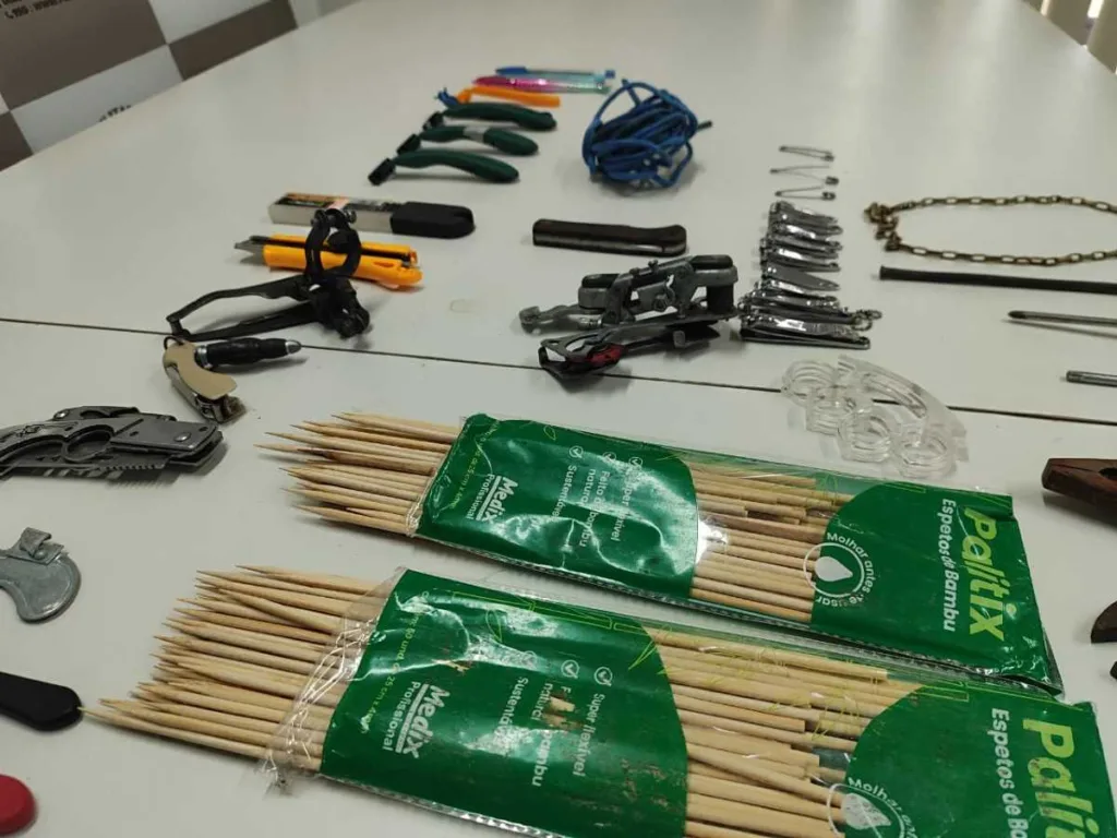 Garfo, pente, tesoura, prego, isqueiros; veja materiais apreendidos pela Polícia Militar nos portais de acesso da Micareta