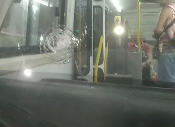 Micro-ônibus atingido por tiro
