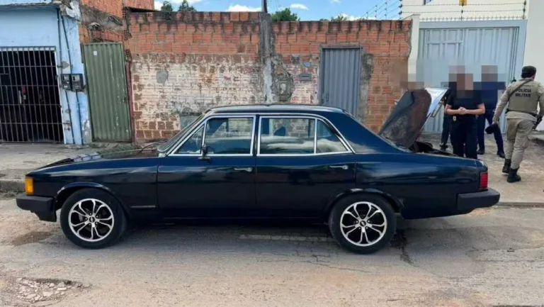 Homem encontra corpo em porta-malas de carro e aciona a polícia