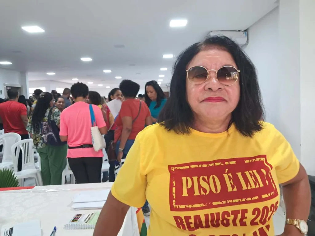 Professores mantém estado de greve durante assembleia na sede da APLB