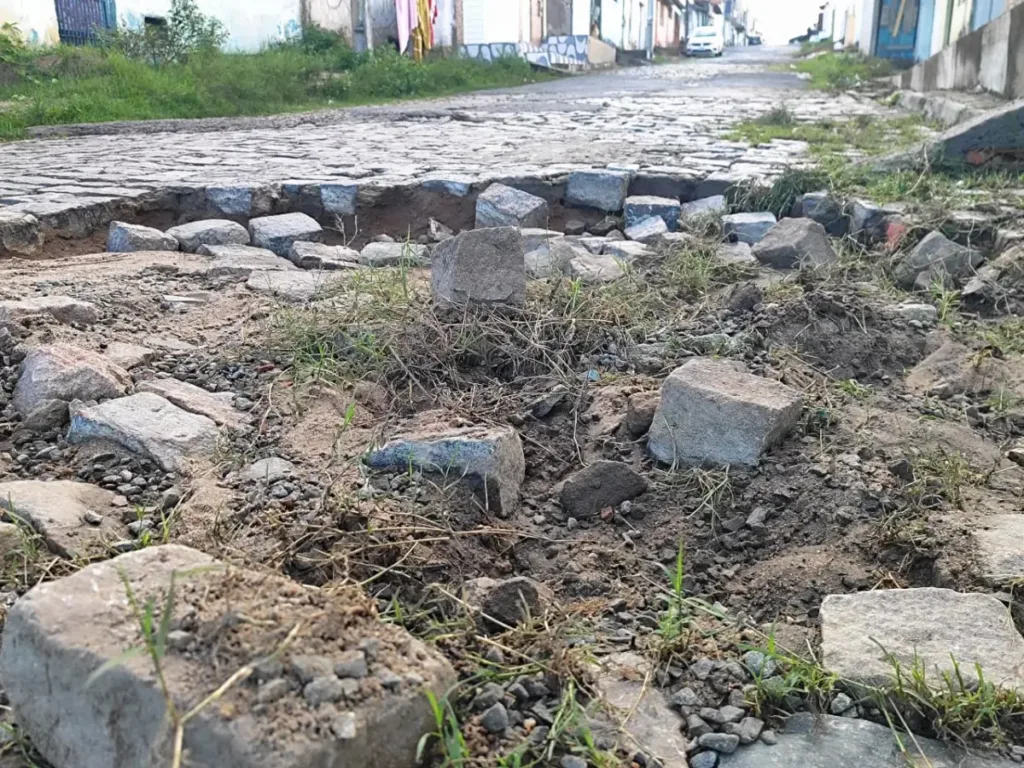 Moradores reclamam de ruas intrafegáveis em bairros de Feira de Santana