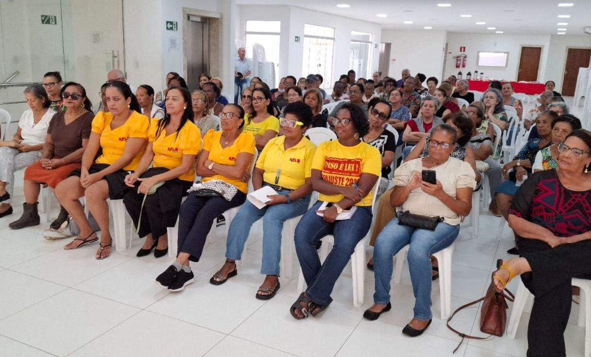 APLB sindicato assembleia com professores aposentados