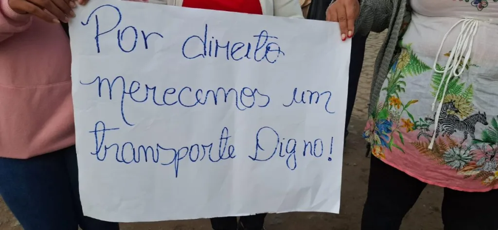 Protesto de moradores bloqueia saída de ônibus por melhorias no transporte público