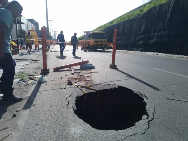 Cratera no Anel de Contorno