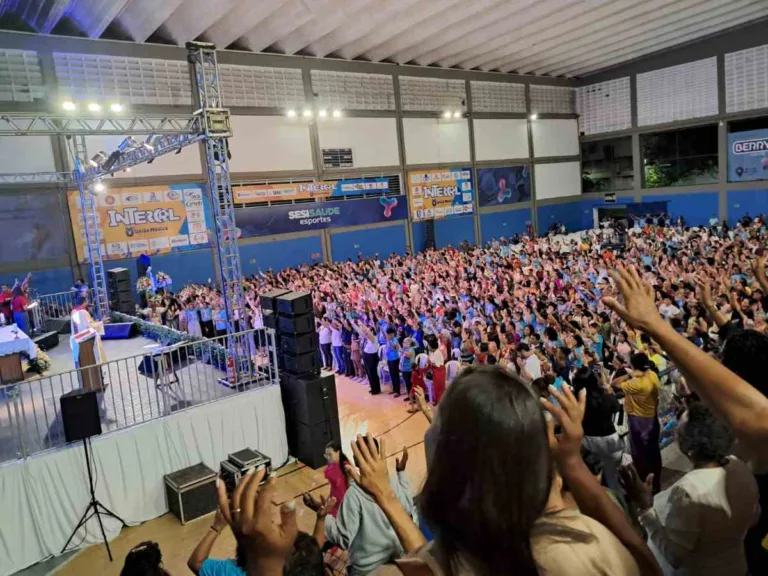 Centenas de pessoas participam da abertura do Vem Louvar 2025