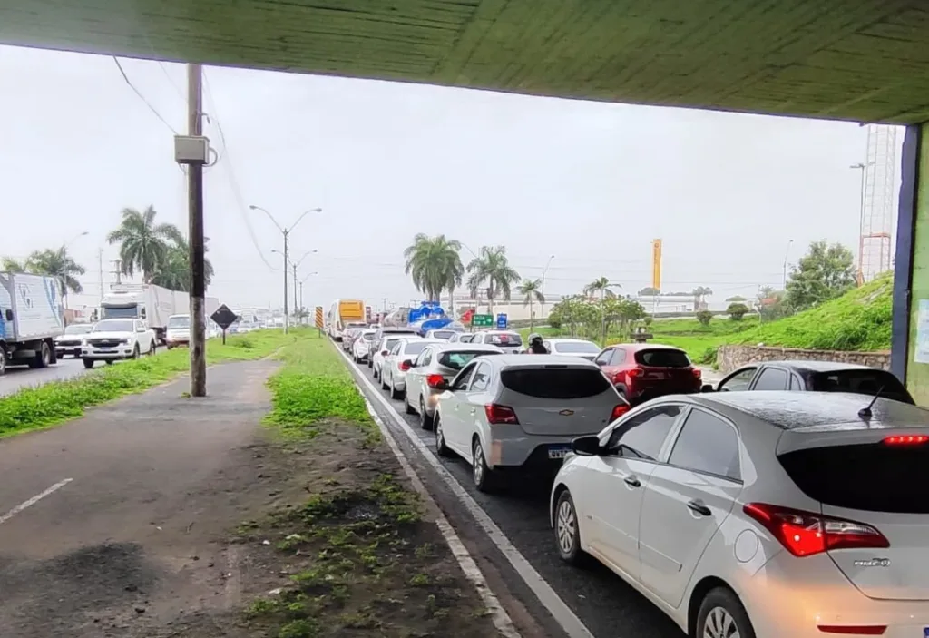 Congestionamento na BR-324 - Viaduto Portal do Sertão em Feira de Santana