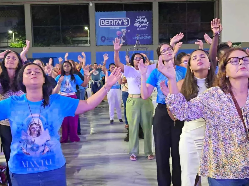 Centenas de pessoas participam da abertura do Vem Louvar 2025
