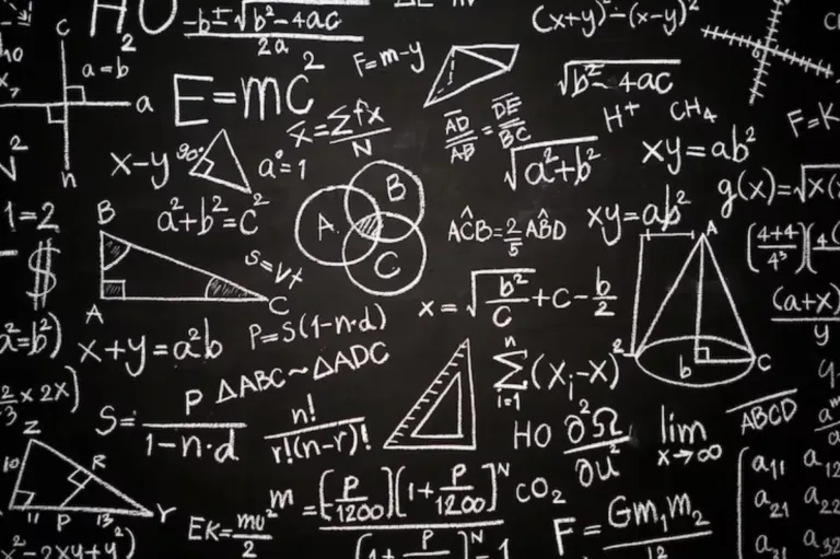quadro-negro-inscrito-com-formulas-e-calculos-cientificos_matemática