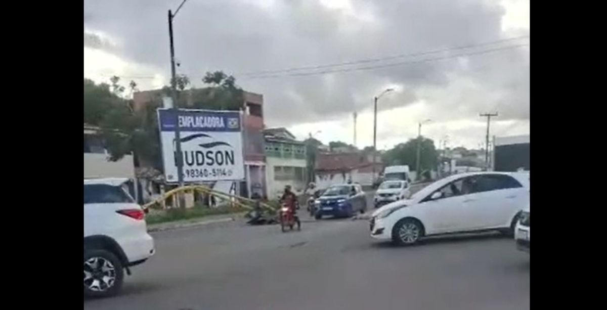 Caminhão derruba semáforo na Olímpio Vital e foge do local