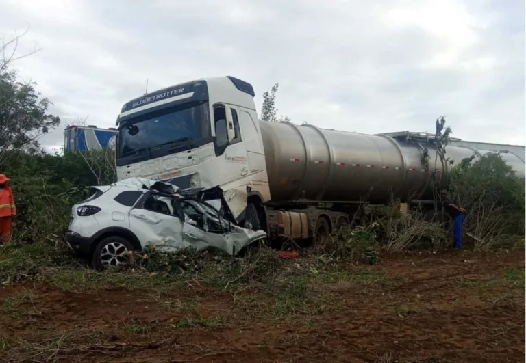 Bombeiros resgatam corpo de motorista das ferragens de veículo após batida com carreta na BR-116