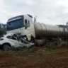 Bombeiros resgatam corpo de motorista das ferragens de veículo após batida com carreta na BR-116
