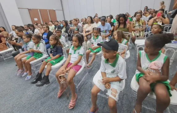 prefeitura firma novo convênio com ACBEU para ampliar ensino de inglês na rede municipal