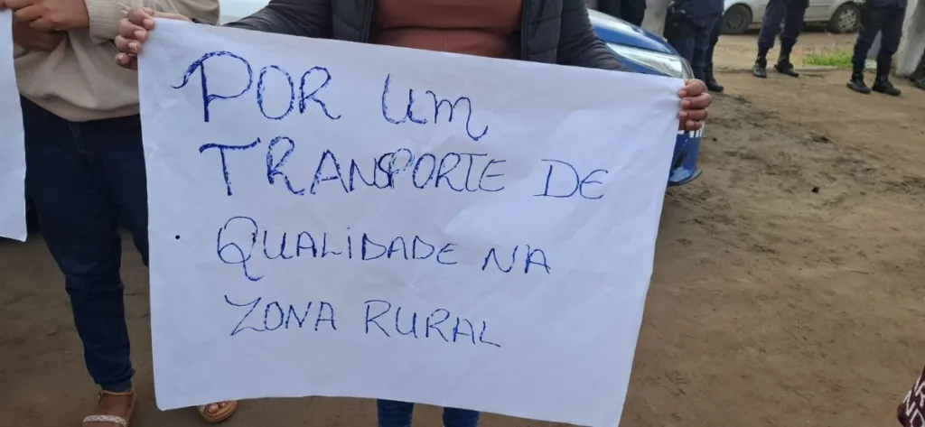 Protesto de moradores bloqueia saída de ônibus para presta