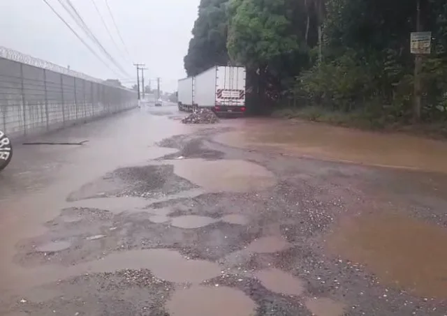 Ruas inundadas, crateras, descarte irregular de lixo e lamaçal em ruas da cidade afetam moradores de Feira e Santana