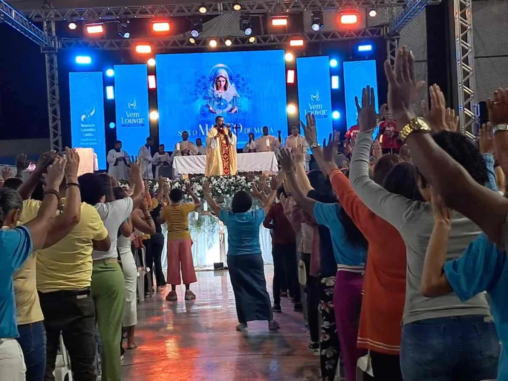 Centenas de pessoas participam da abertura do Vem Louvar 2025